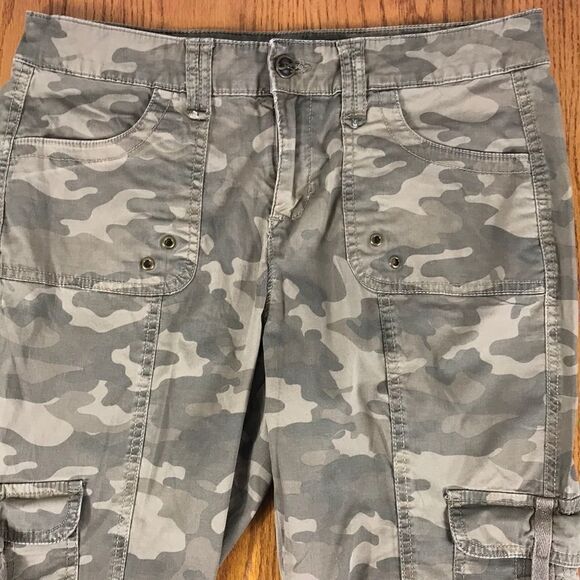 Style & Co sz 6 cropped camo pants w zipper EUC - Picture 1 of 5